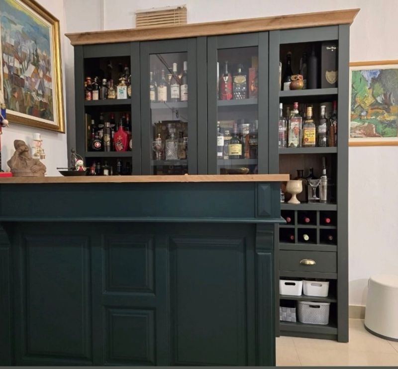 Credenza vetrina per bottiglie